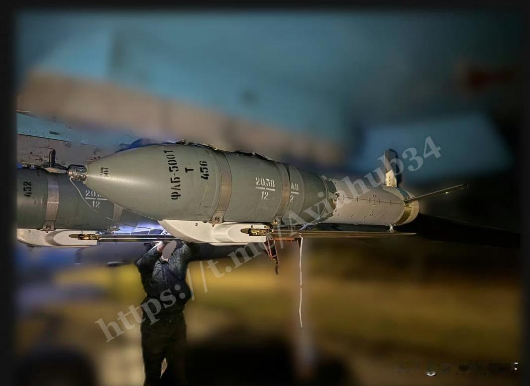 俄军新型远程航空炸弹曝光！挂载在机身上的新款助推的UMPK套件，还加装了发动机的
