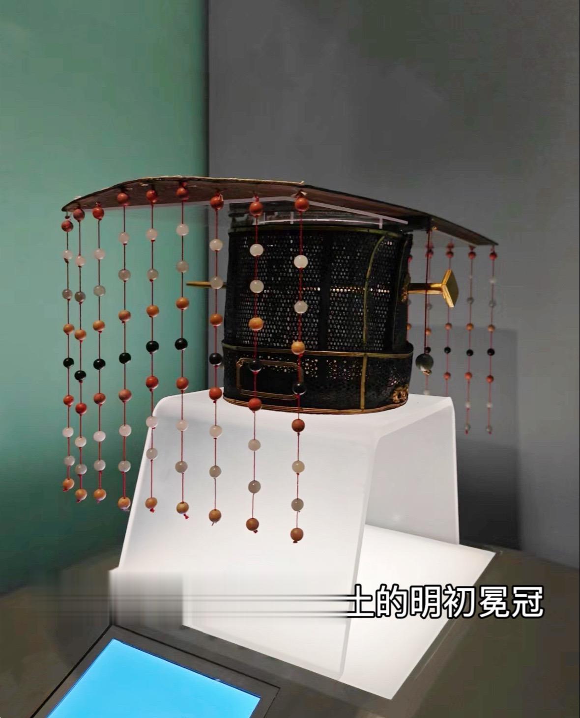 唯一一件完整出土的明初冕冠 
考古