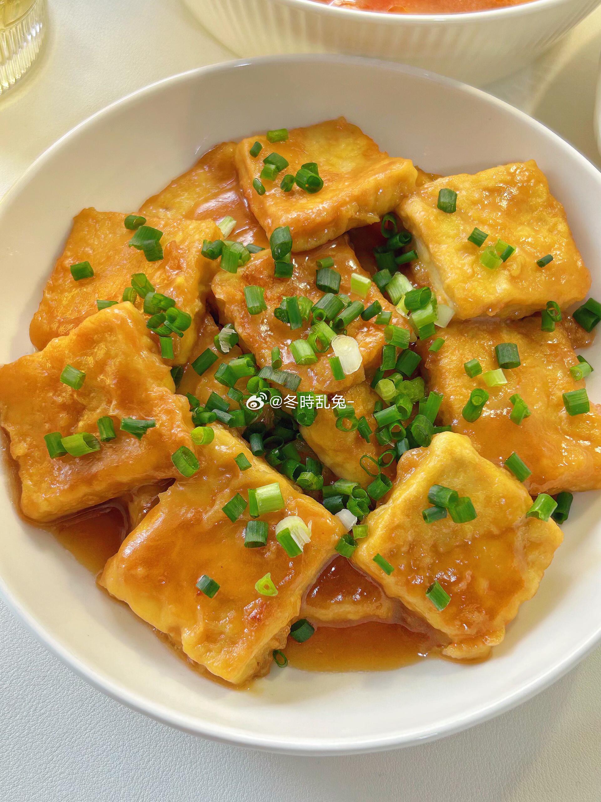 吃不腻的家常菜今日晚餐分享：家常烧豆腐 椒盐土豆鸡腿肉 番茄肉片汤都特别有食欲！