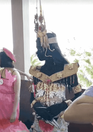 没看明白这是什么活动，不知道这是在什么场合，也许是婚礼的场面，也许是参加活动的场