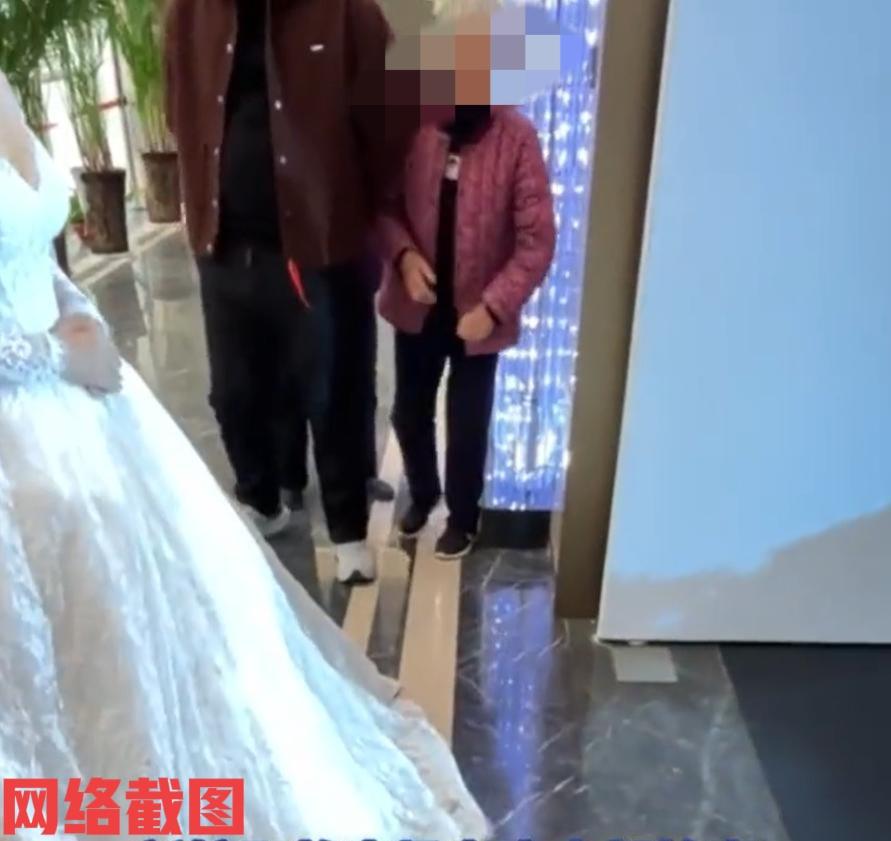 河南有新人结婚却被老太要抢喜。

原来这是新娘准备出场登台，可有老太想要一抢先机