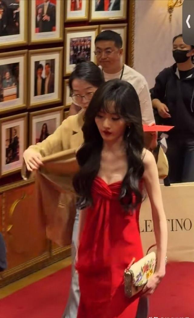 宋祖儿瘦到脱相，白鹿吴谨言接连告急，内娱的纸片人审美还要卷多久 