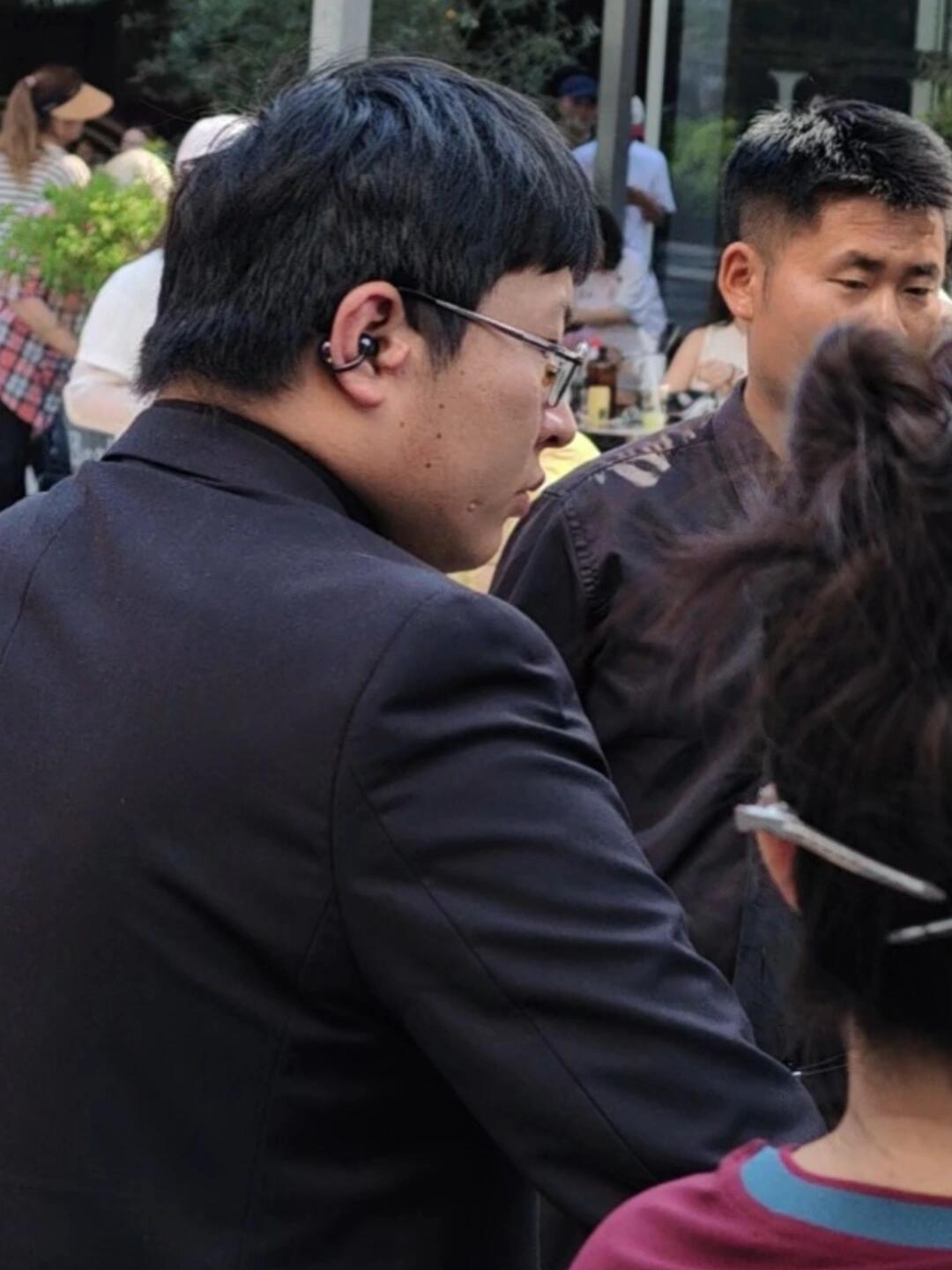 保安手拉手，这是迎接樊振东来了吗，粉丝都蠢蠢欲动，举好手欢迎樊振东来了！
都在蹲