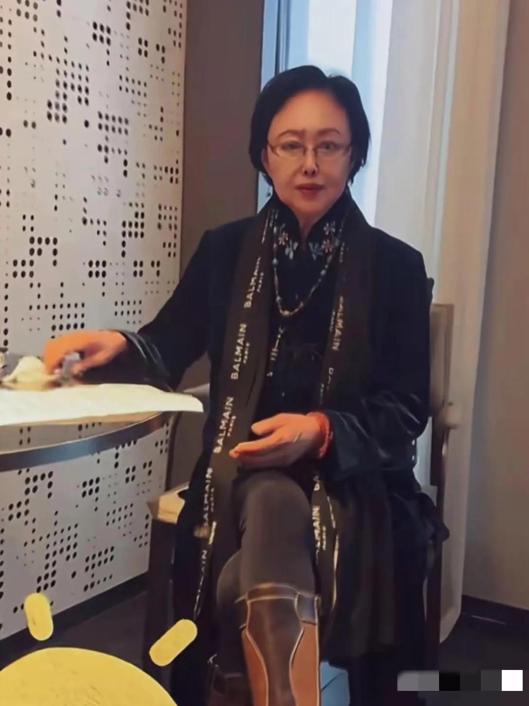 哇塞，老戏骨斯琴高娃也变样啦：镜头中的斯琴高娃衣着精致，头发乌黑，看似皮肤紧致，