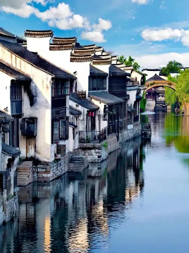 上联：西塘小镇江南景；
下联：？？？
