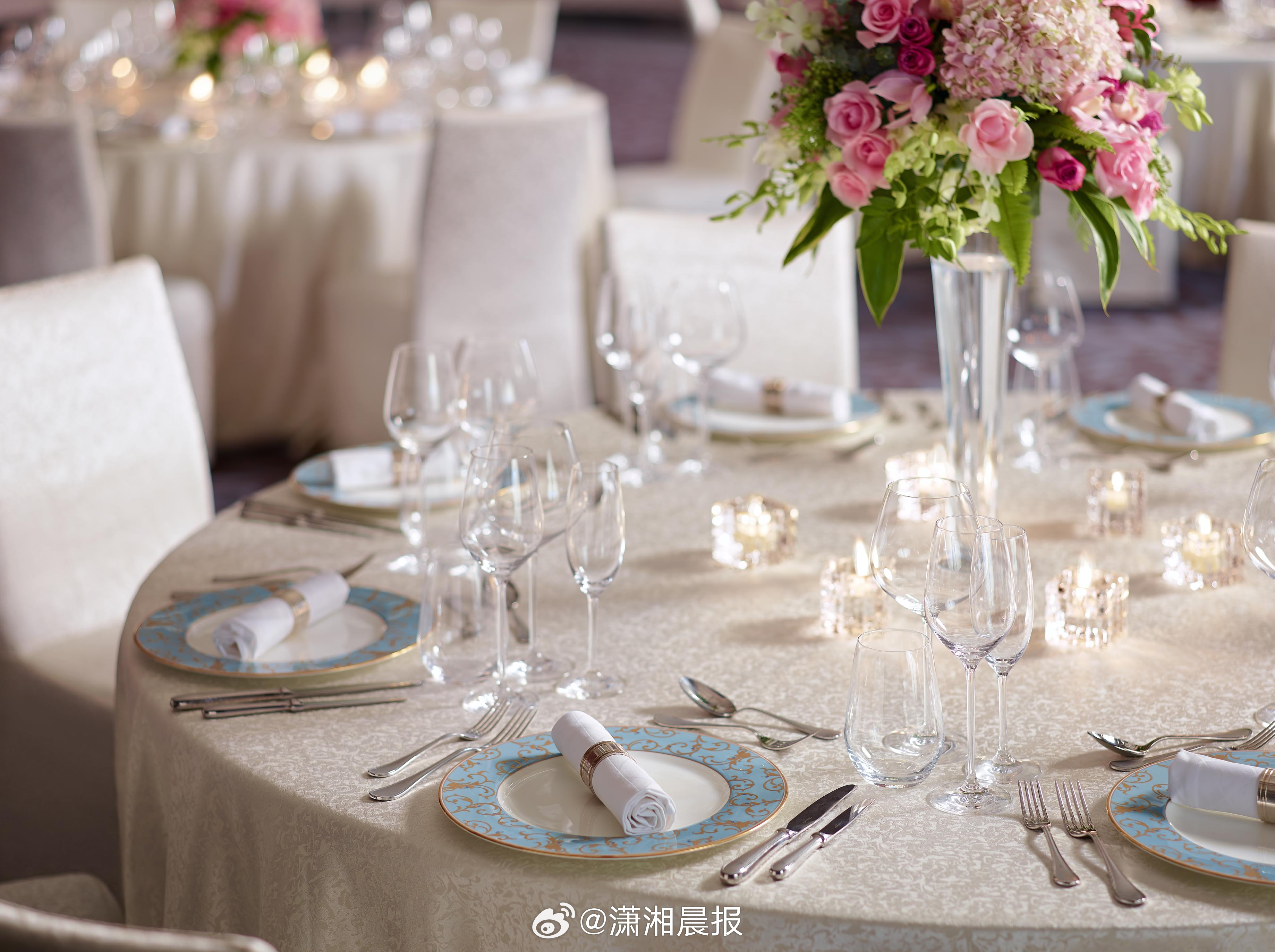 【#新人婚宴前一周遭酒店爽约#，定金和违约金难要回】#新人回应婚宴前一周遭酒店爽