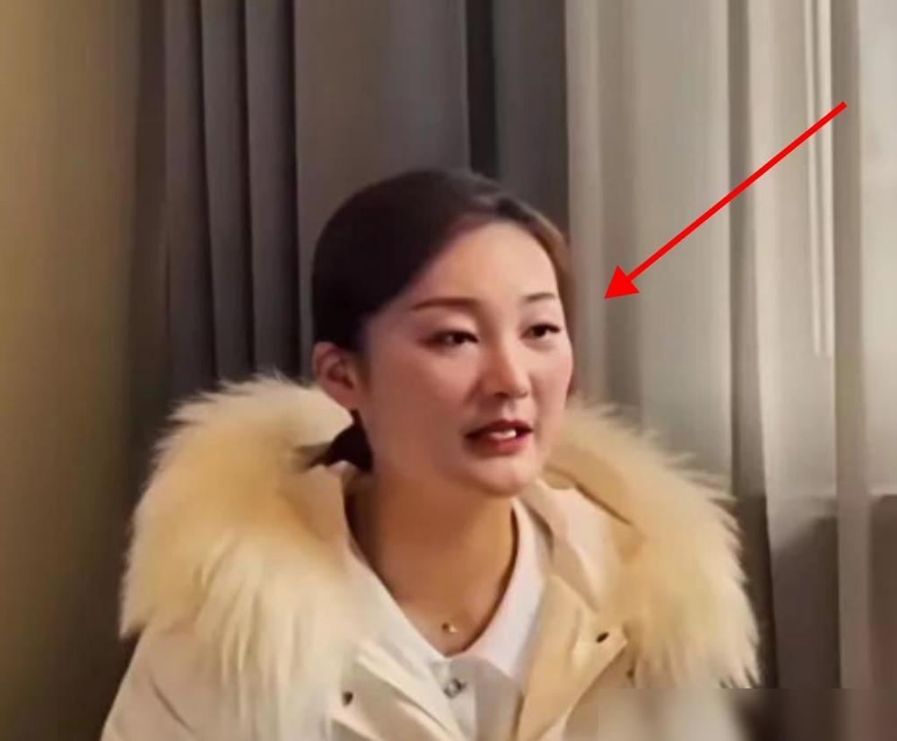 朱家的门，早在那场直播里焊死了。

曾经那个唯唯诺诺、躲在镜头角落当背景板的朱小