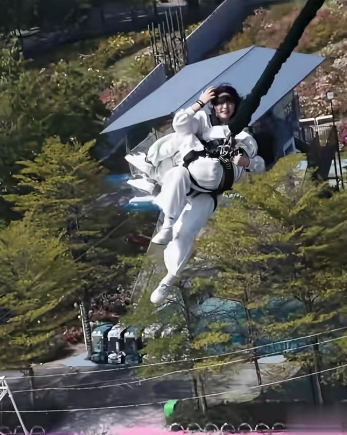 刷到一对母女一起玩双人蹦极，真的瞬间破防。
站在那么高的地方，换谁都会害怕，可妈