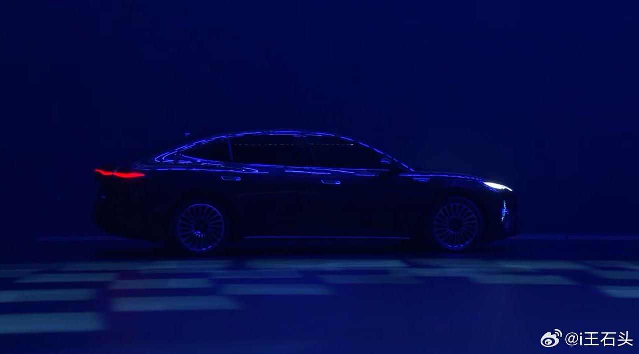 海豹08，这车看起来挺有高级感的。
不过嘴严，就给了这么点信息：
闪充、后轮转向