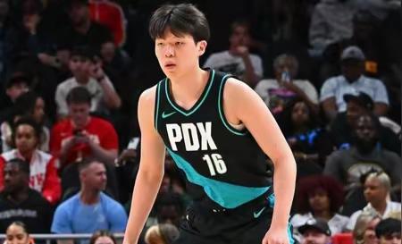 好久没有看杨瀚森的比赛了。因为他在NBA的正式比赛实在是太少，太难看到。今天看报