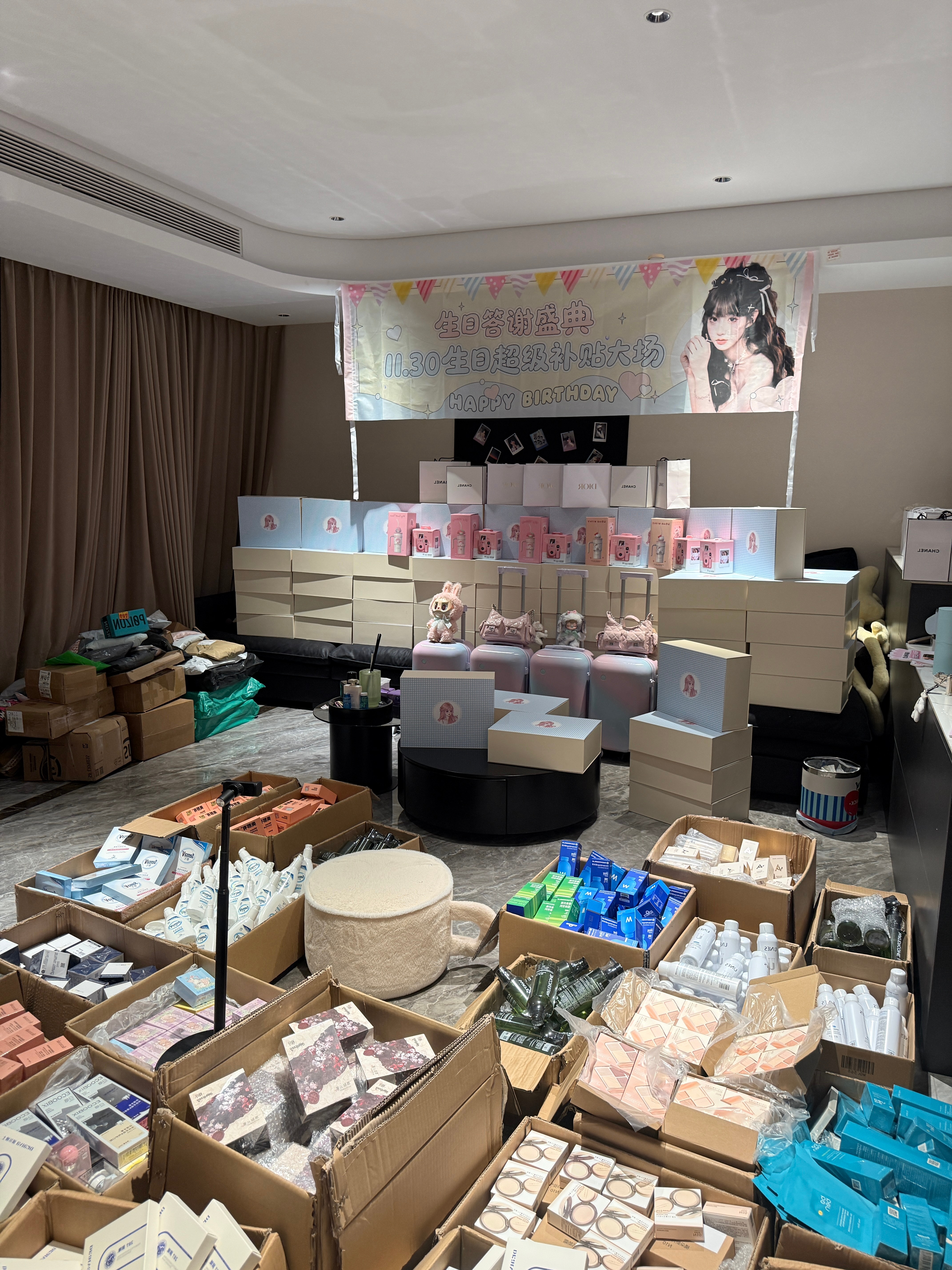 今天要包伴手礼咯！！！家里可以说是非常壮观了