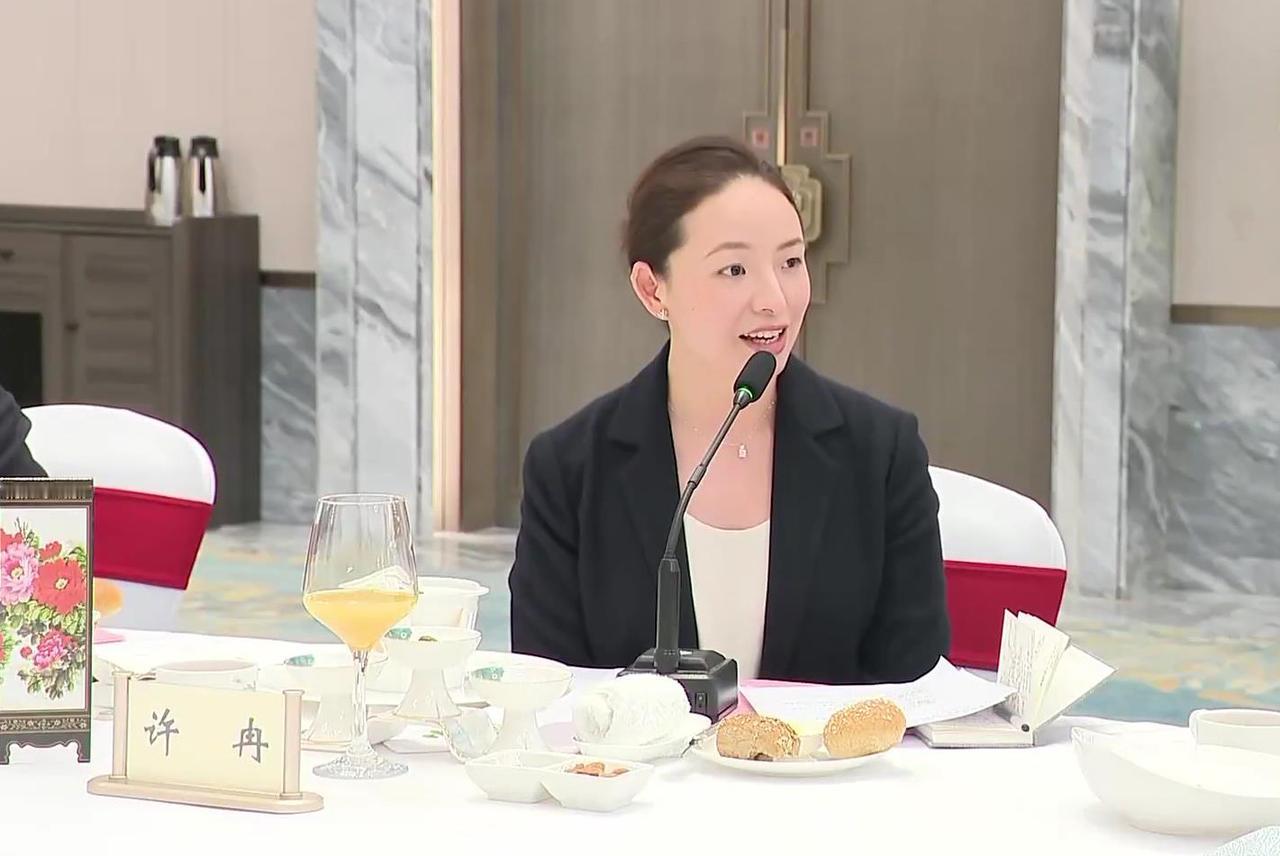 刚刚刷到了龙佰集团副董事长许冉，她正月初五这天参加了河南省民营企业家代表新春餐叙