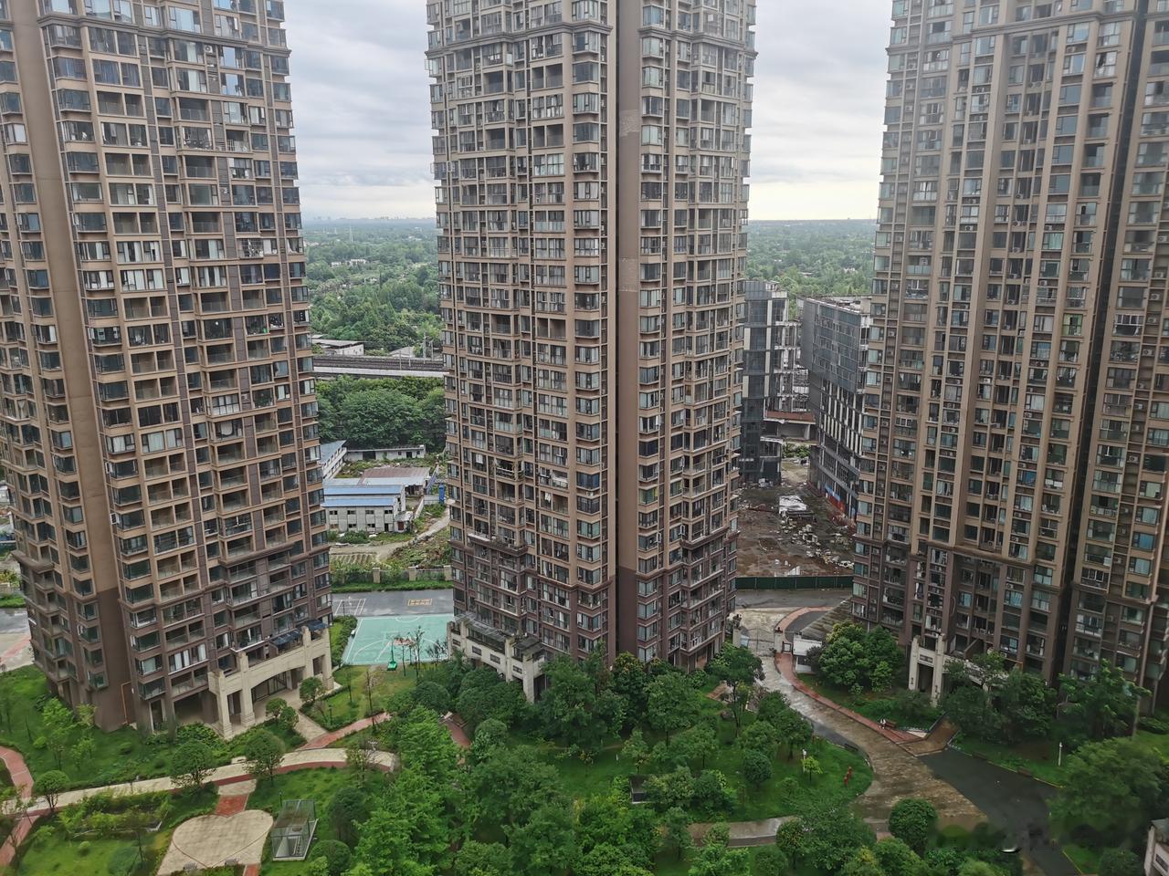 来成都快十天了，整个人像浸在粘稠的糖浆里，每一口呼吸都裹着湿热的甜腻。那热不是北