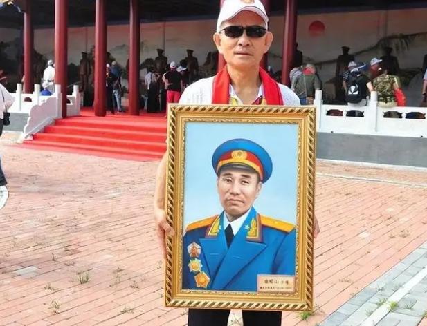 1957年，开国少将金绍山41岁病逝，妻把六个孩子的姓名全部改换。1957年，开