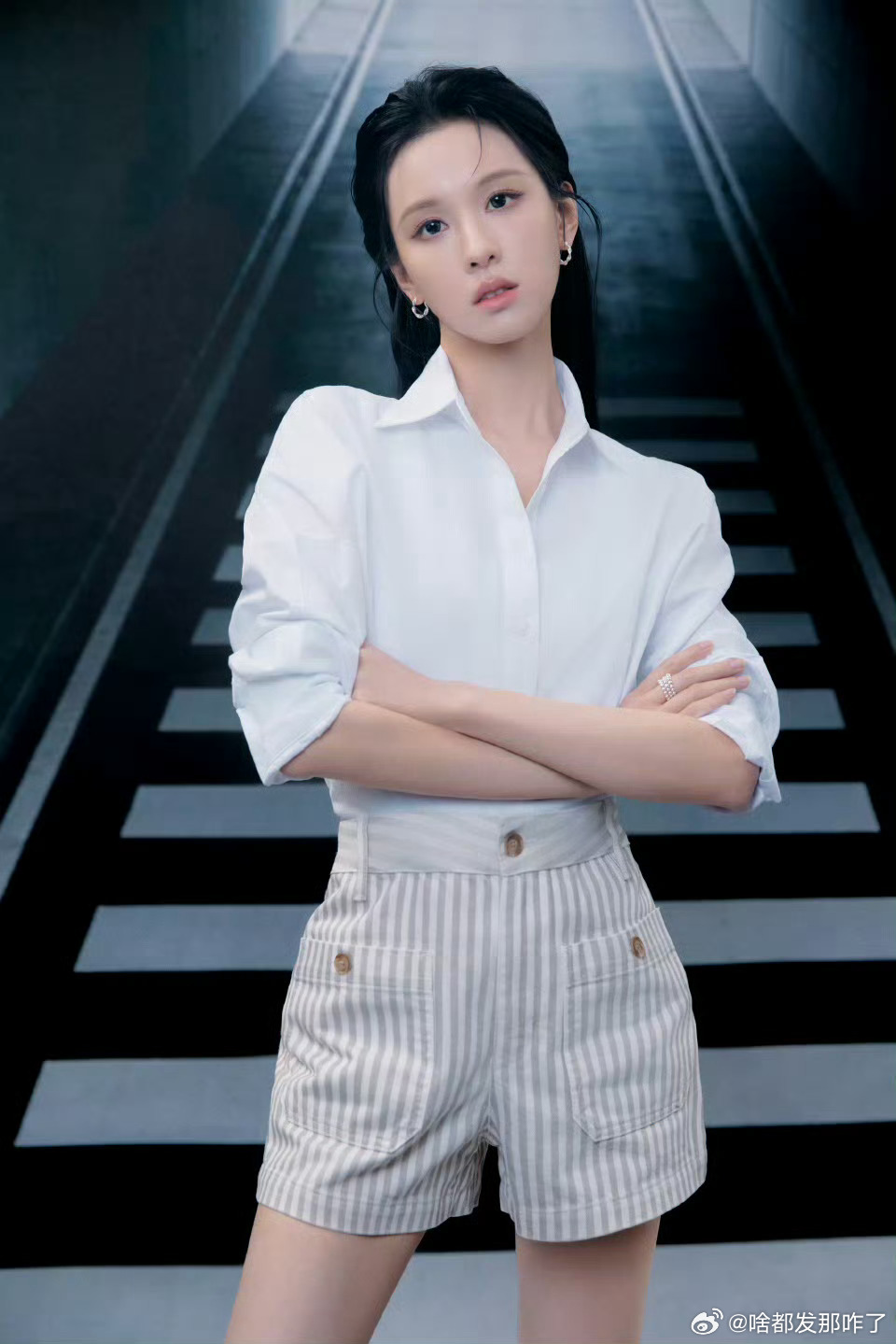 清冷感+知性美，谁看了不喊一句“嘟嘟学姐好酷”！陈都灵零跑汽车