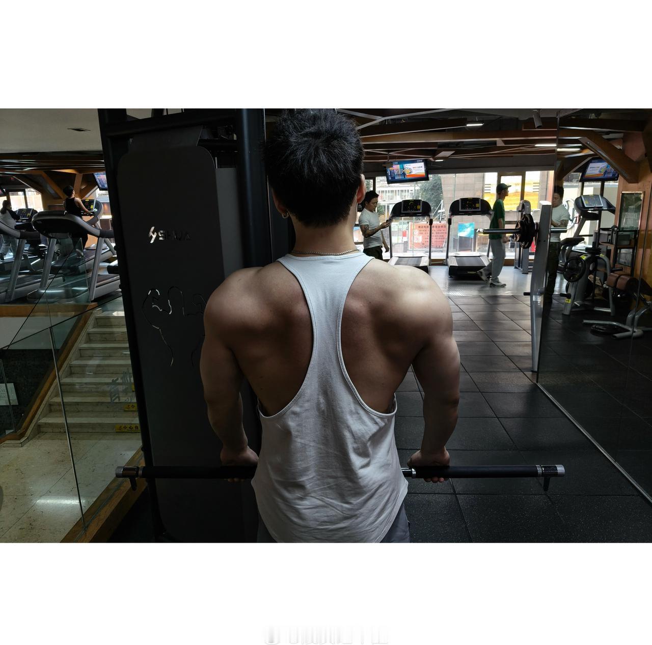 找好角度光线，肩背还是能看的嘛🙊🙊🙊 ​​​
