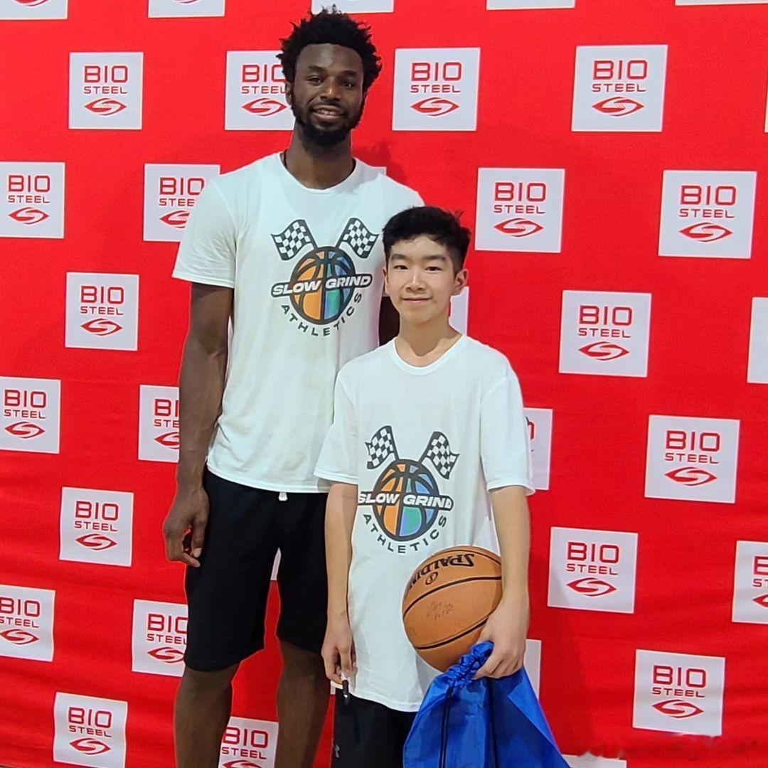 2022vs2024[照相机][照相机][照相机]训练营小球迷晒出和维金斯的合照