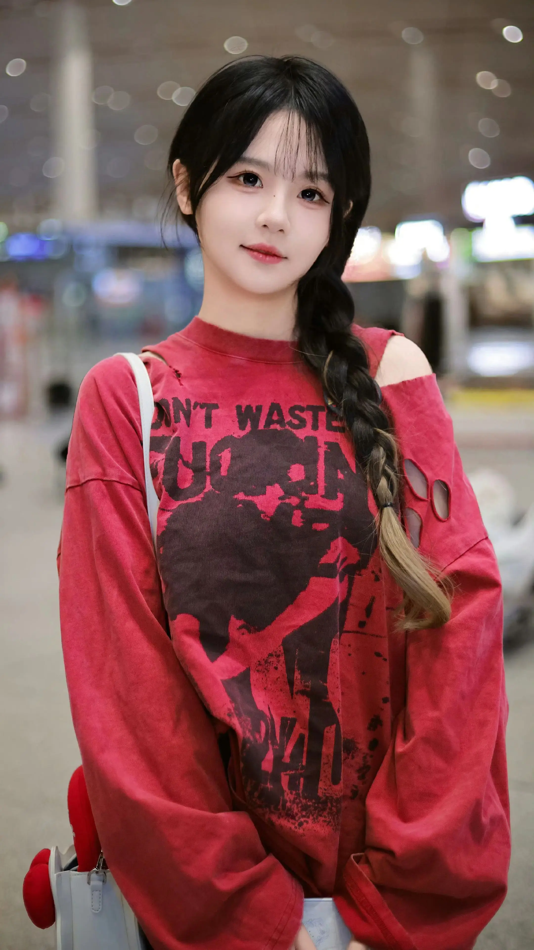 黄宣绮 红卫衣麻花辫