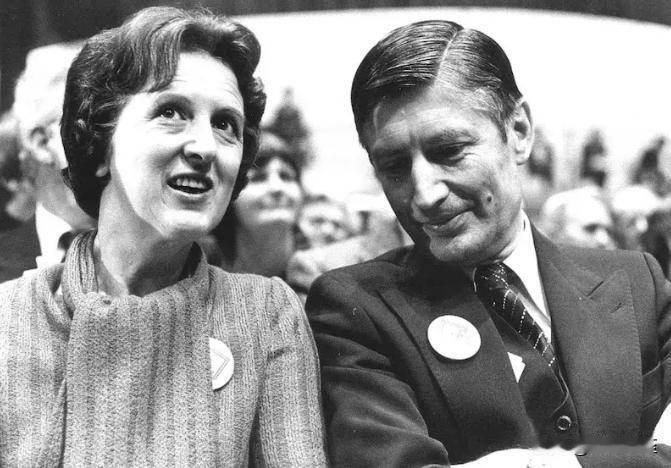 2024年2月，荷兰前首相已经活了93岁，他决定携夫人一起安乐死！德里斯·范阿格