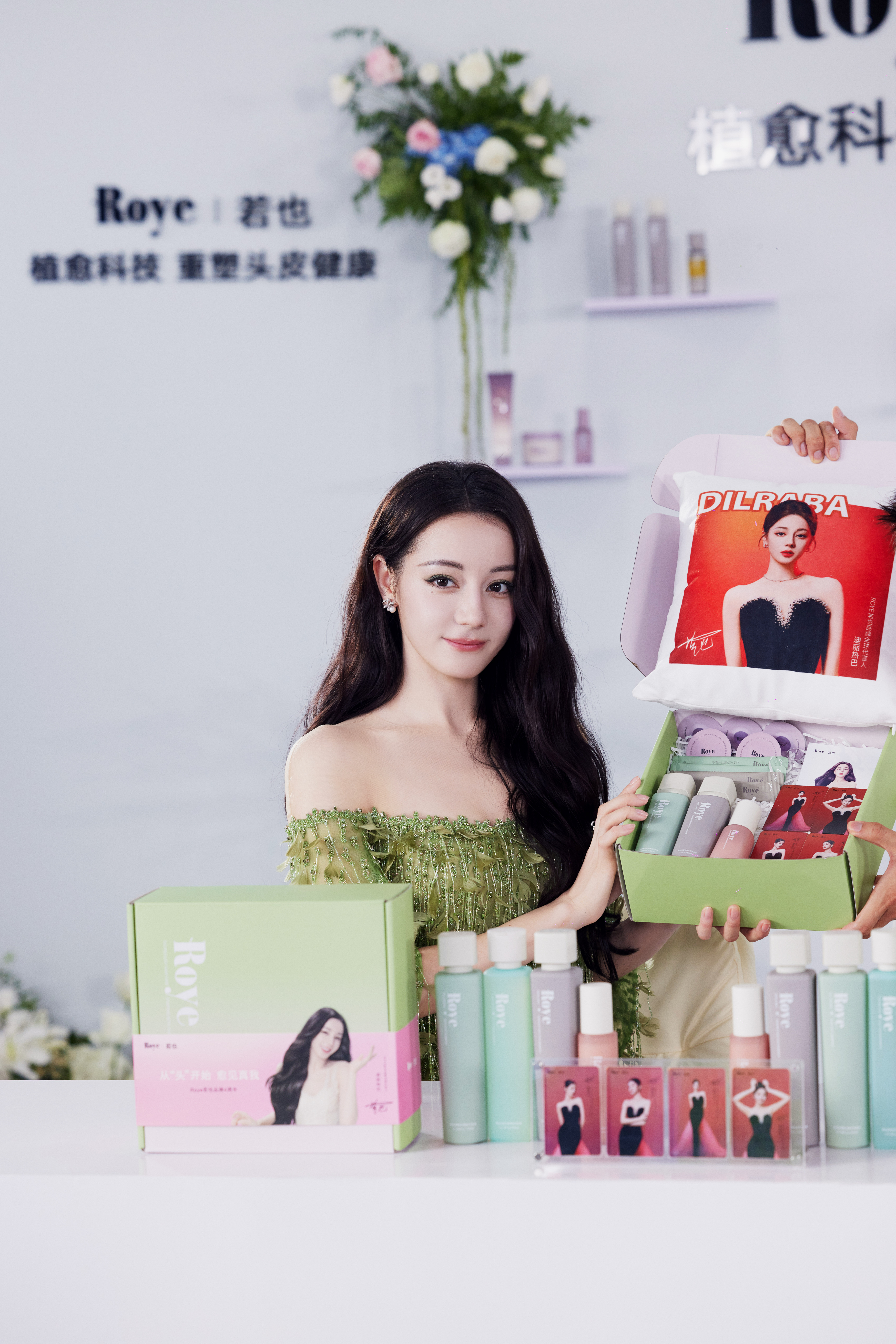 迪丽热巴  [开学季]浪漫绿色与细腻羽毛交相辉映，宛如精灵般苏醒，展现灵而梦幻的