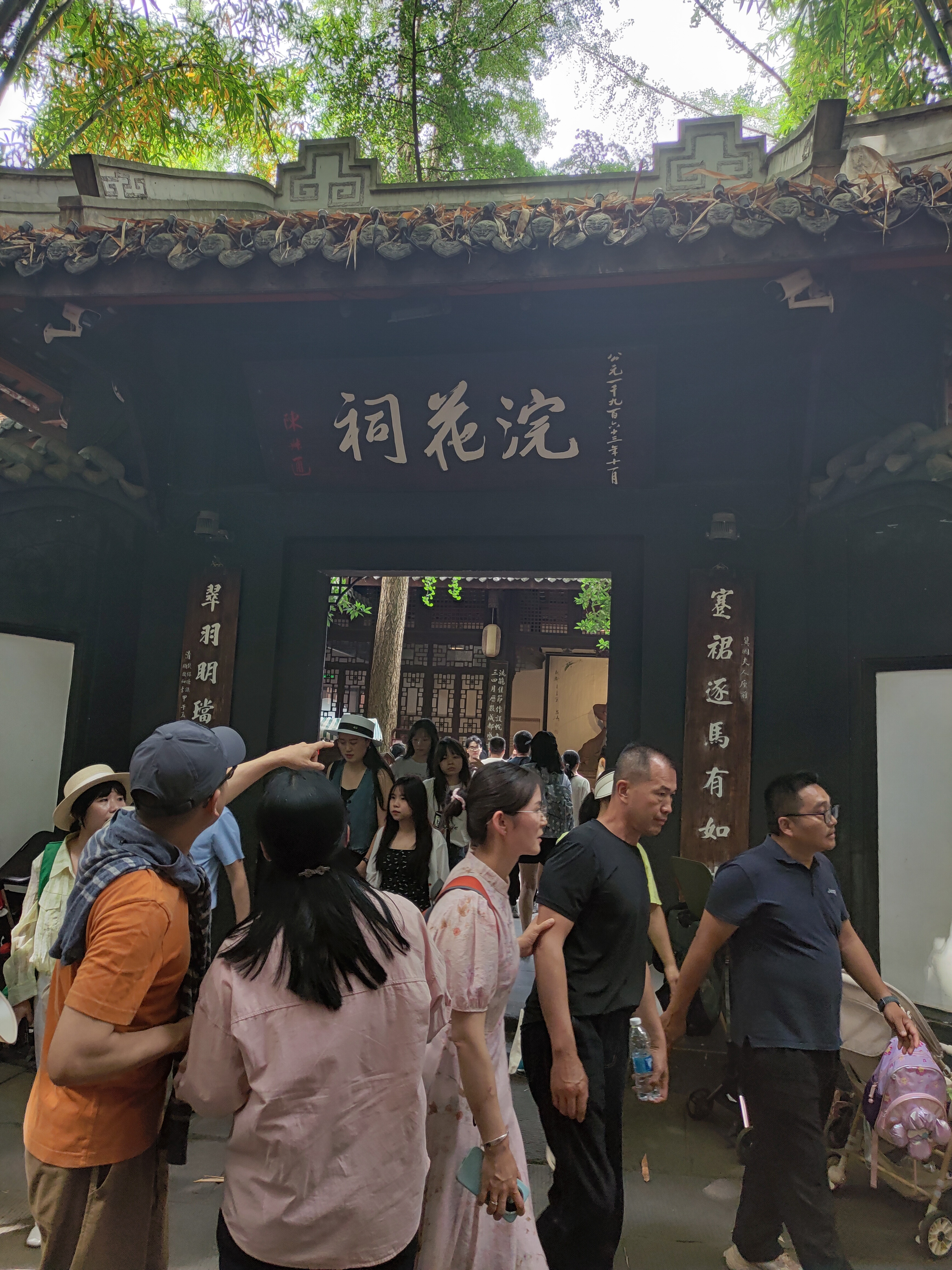 成都文化广场 快乐不是远方抵达的终点，而是心上偶然开出的花。它藏在意外收到的小礼