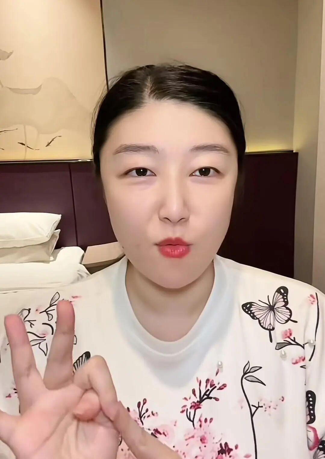 一个8万粉丝的博主，

号称“打假斗士”，

蹲在樱桃摊前直播，

翻了半天硬说