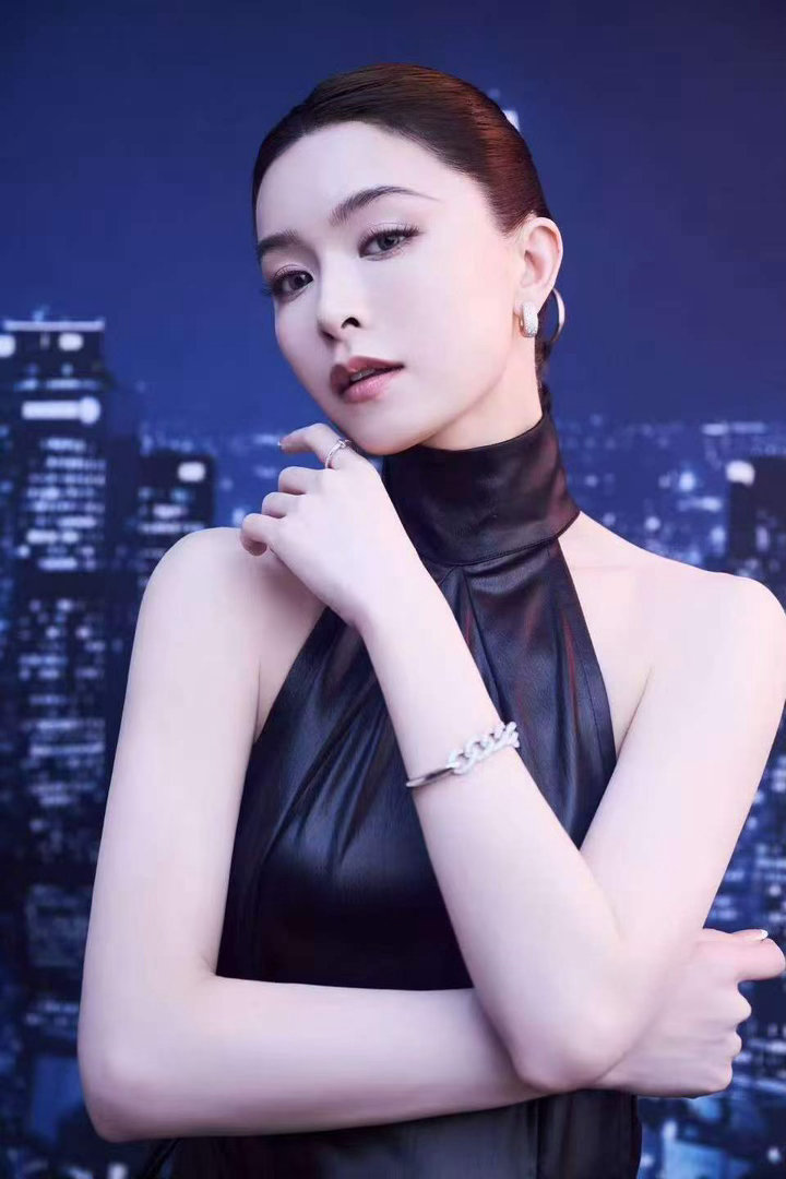 文咏珊头发剪短了文咏珊鱼骨辫是接的 原来文咏珊的“长辫子”是接的！中间用金属环衔