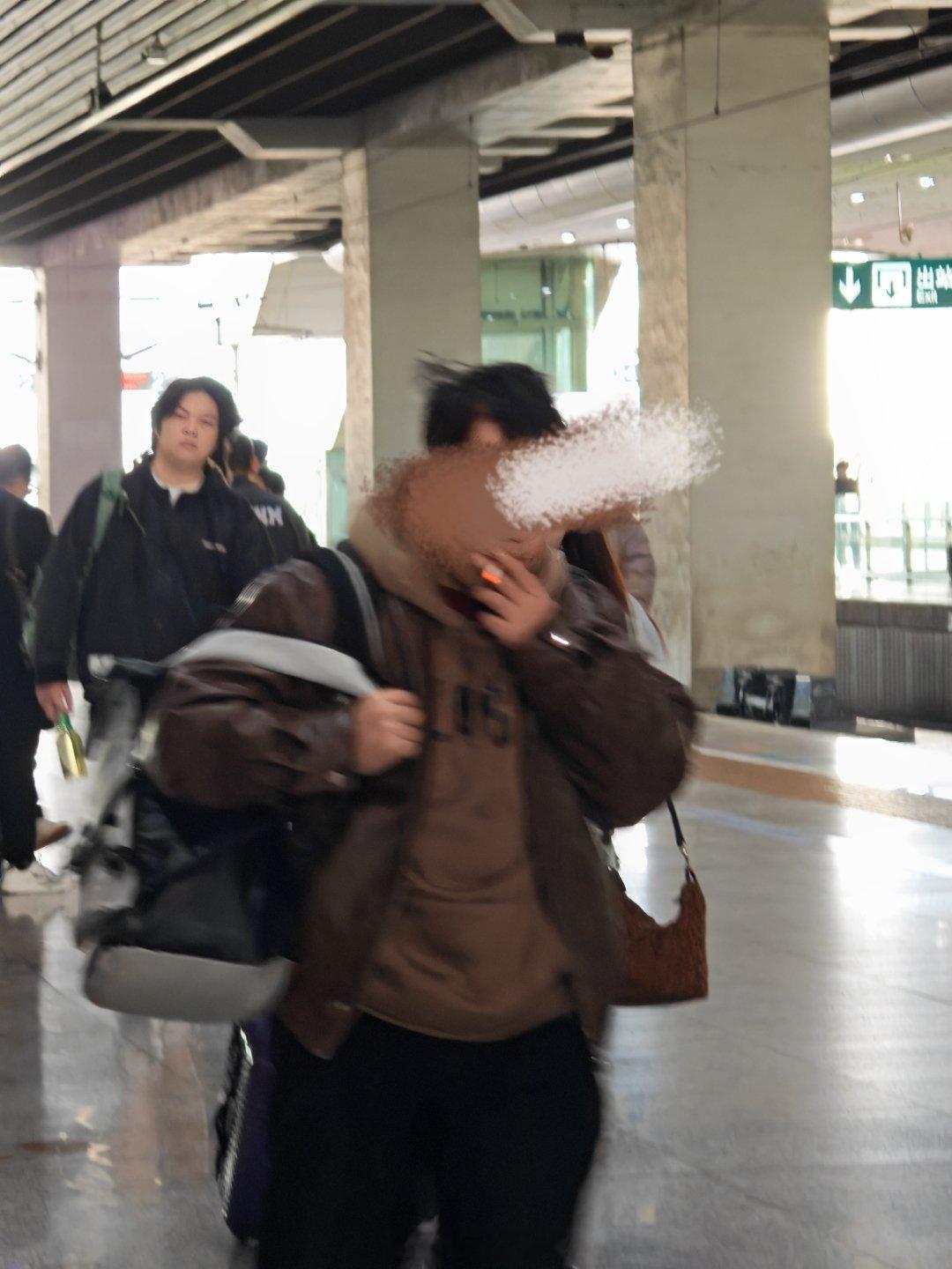 不太喜欢坐高铁，就是因为站台上总是有很多人抽烟，老喜欢边走边抽，一路都要闻着烟味