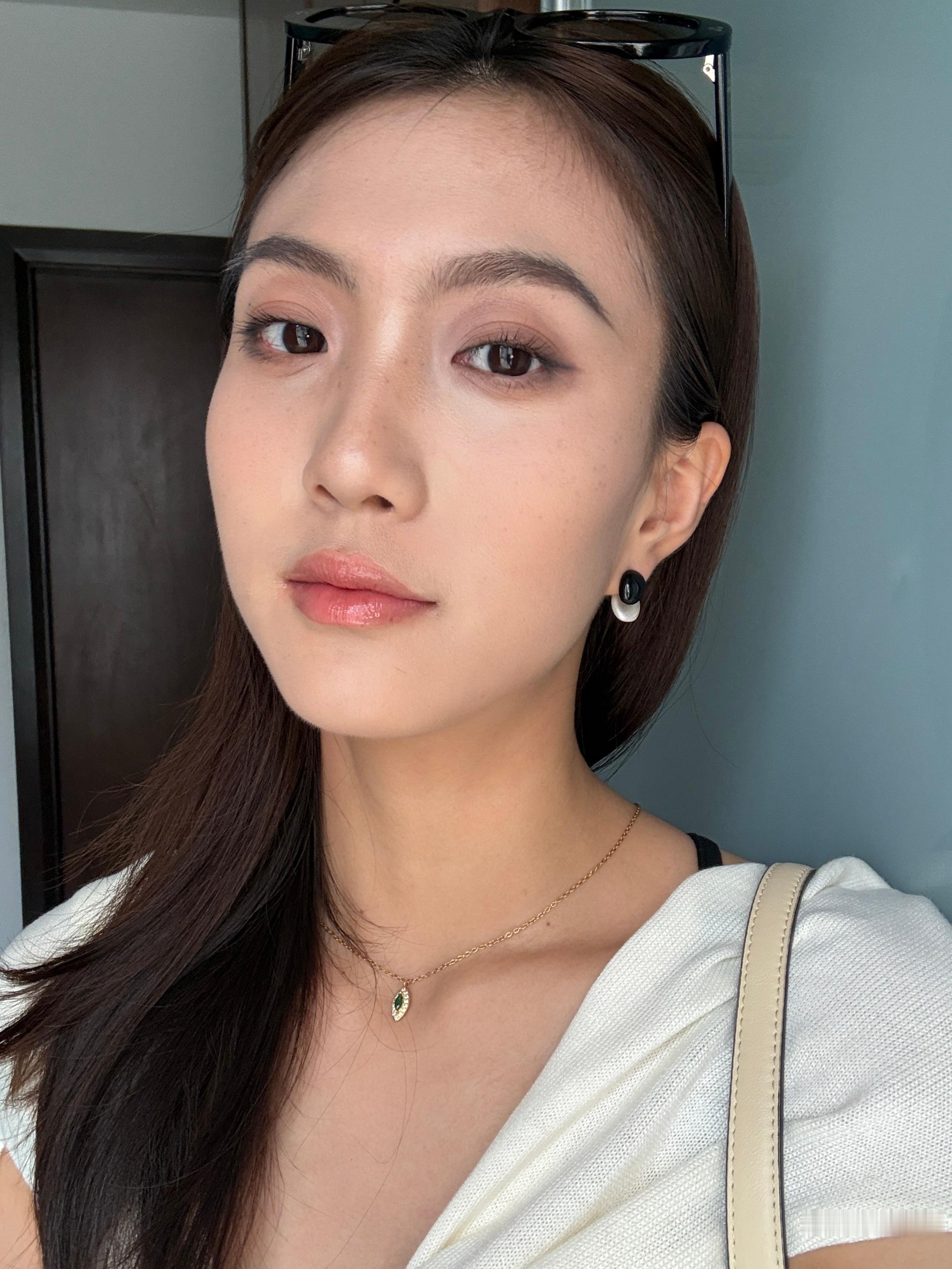 姐把昨晚的妆复刻出来了（叉腰）把一件事儿做好真的会给人自信… 