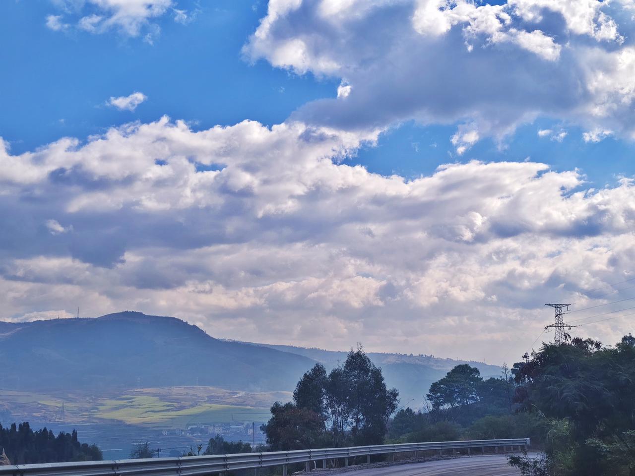 观景台上那两个户外牛人
今天，我们路过建水燕子洞路边的一个观景台，在那里遇到了两