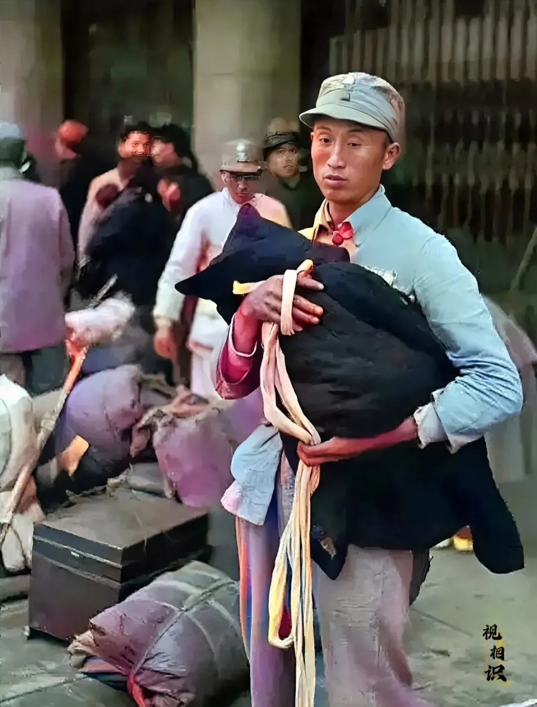 1949年4月，上海码头，一名国军士兵紧紧抱着自己的孩子，正在等待轮船时的情景，...