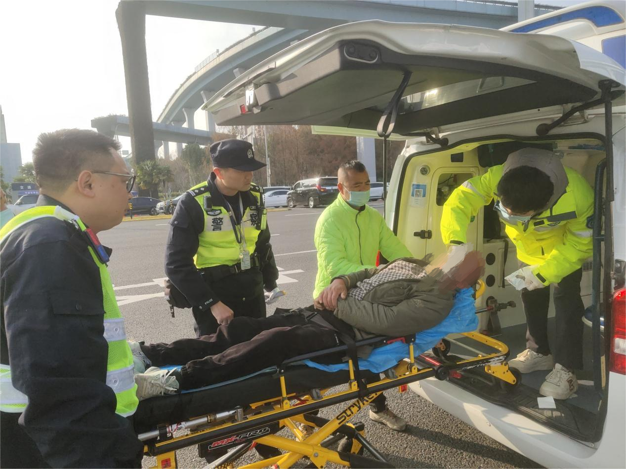 宁波宁海司机突发急症警医同步救援 近日，宁海村民邬师傅驾车途中突发急症，宁波交警