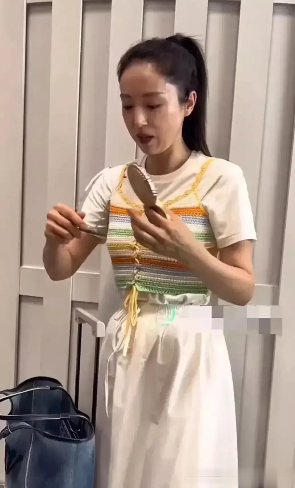 董璇同一时期的照片，看着就像两个时代的人，一个符合本身的年龄就是个中年大妈，一个