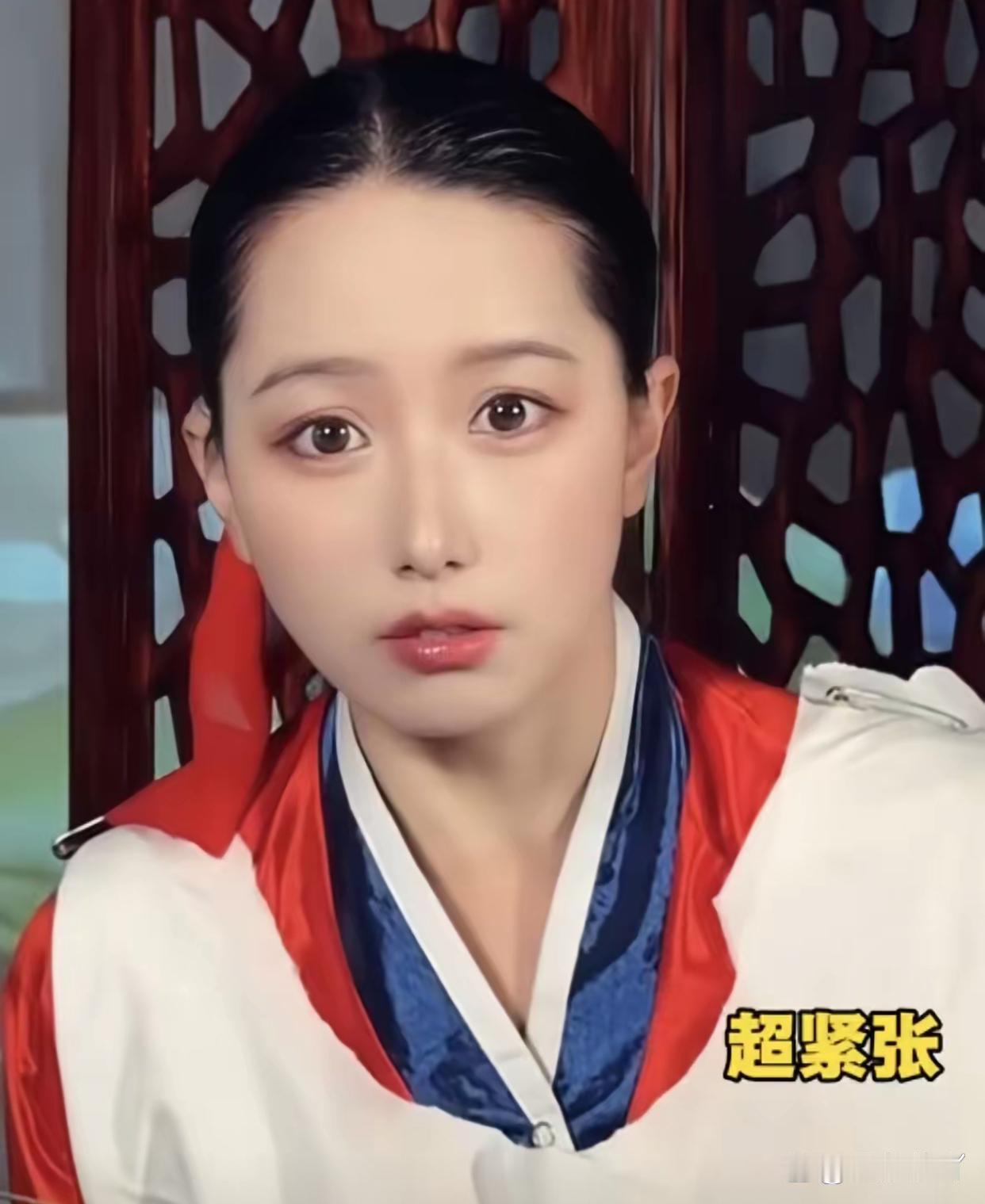 一个千万粉丝的博主叫李蠕蠕，最近干了一件事，她真人演了一遍AI短剧。
 
一桌红