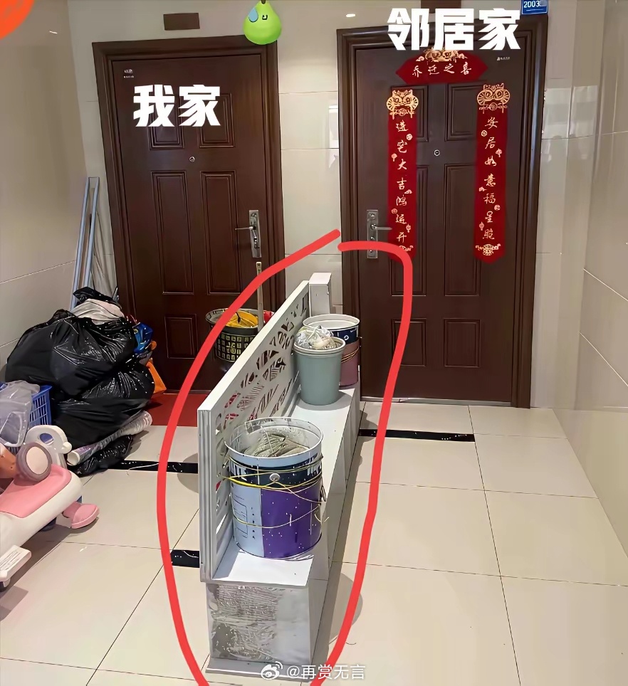 邻居非要在公共过道中间放个柜子，这操作……是真把楼道当他家客厅了吗？ 