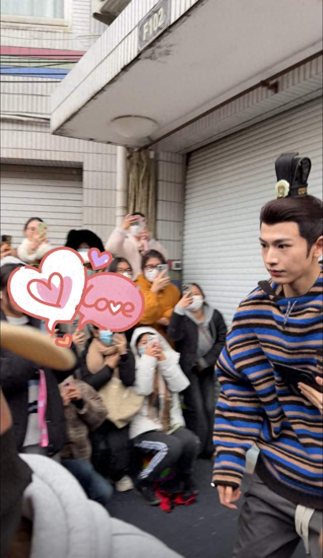 路人原相机抓拍！张凌赫片场生图流出，这个状态你打几分？