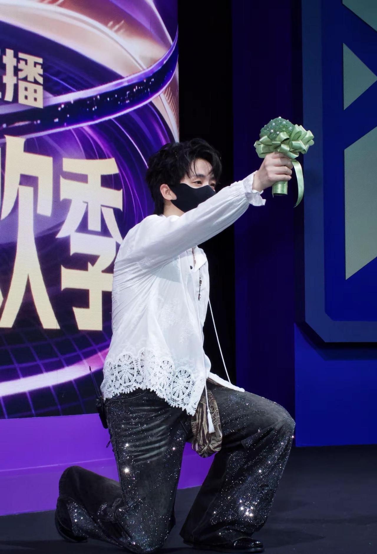很貌美哇。期待下次见啦@𝑇.饶子🥦ᴿᙆ 听潮阁声浪狂欢季舞台直击 听潮阁礼饶