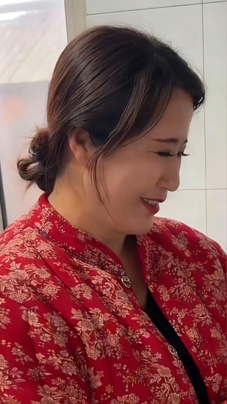 快过年了，大家都应该穿得喜庆一些，靓丽一些。不管是哪个年龄段的女性，不管是在城市