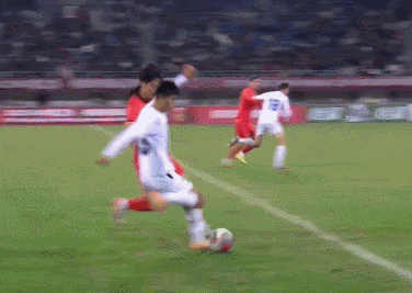 主动领红牌！火爆：汪士钦拉倒对手+怒推，U22国足少打1人。
染美甲+扎辫子的选