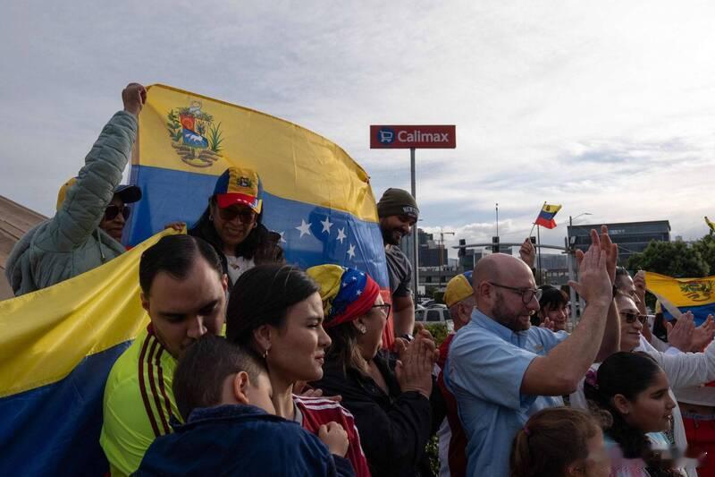 【马杜罗下台 流亡委内瑞拉人欢呼盼归国】海外新鲜事委内瑞拉 美军逮捕委内瑞拉总统