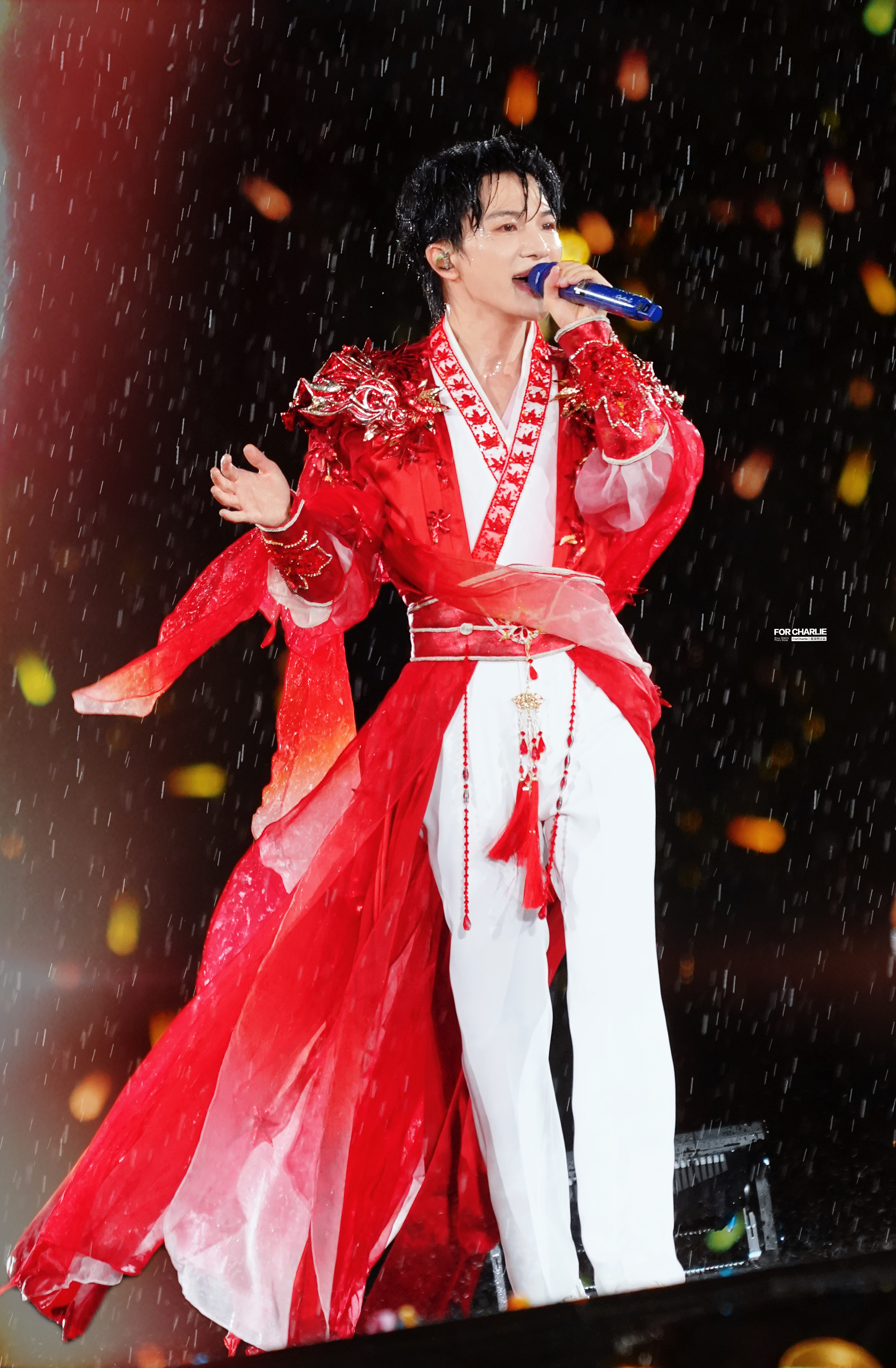 周深  雨是透明的焰火。20260823 深深的济南站DAY2周深2026深深的