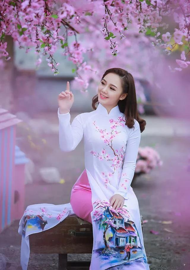 #上联：秋月无边照九州，诚邀下联#
#下联：冬雪有意覆千山。
#恒联：岁月如歌。