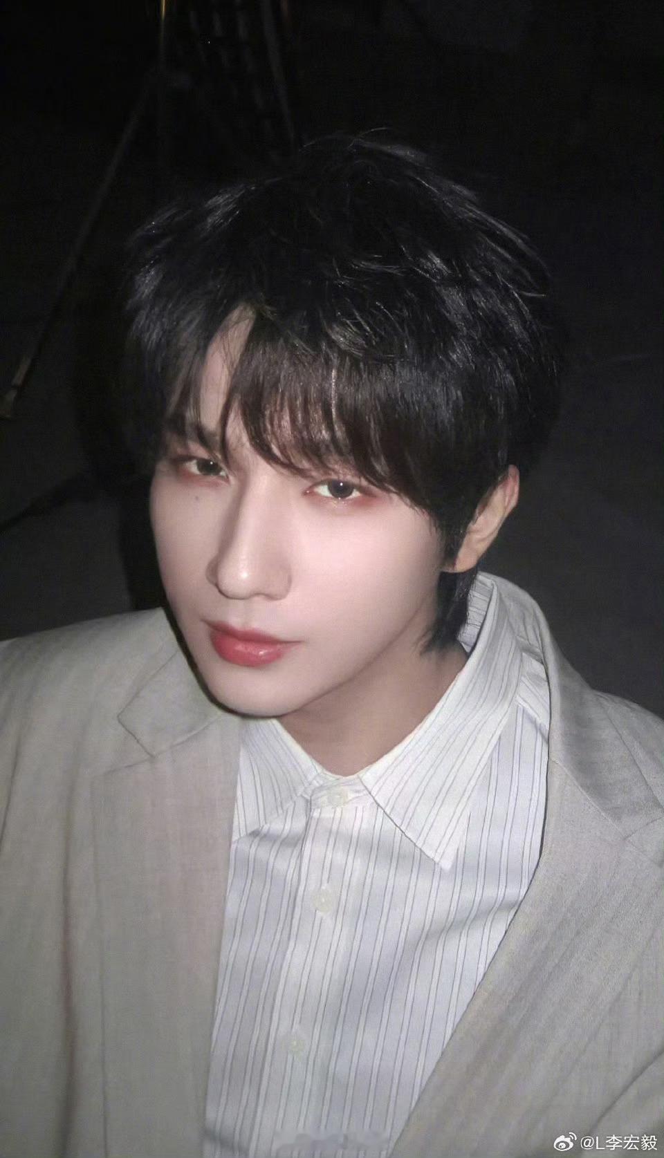 李宏毅今日营业这这这完全男友来着妥妥白衬衣的神 