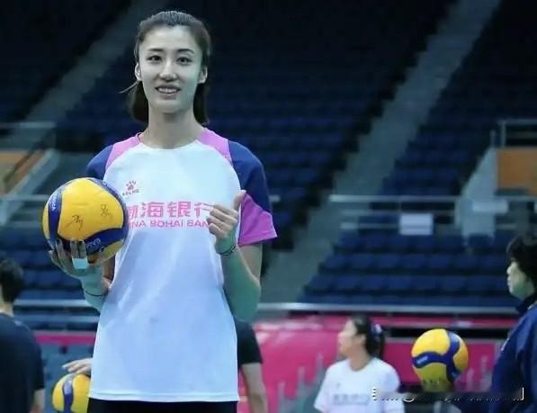 她来了！加拉塔萨雷宣布中国国手副攻王媛媛加盟，合同期限为一年。加油！