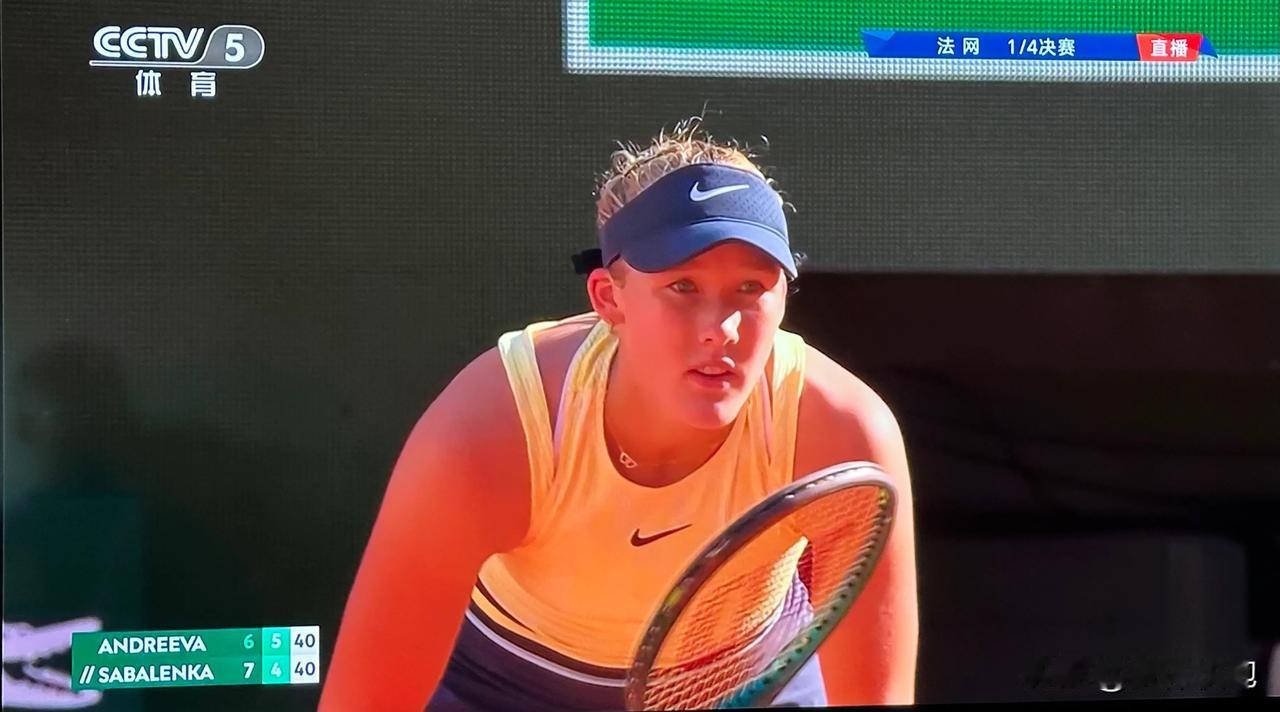 安德烈耶娃6-4扳回一盘，目前与萨巴伦卡战成1-1平，这场法网女单1/4决赛前两