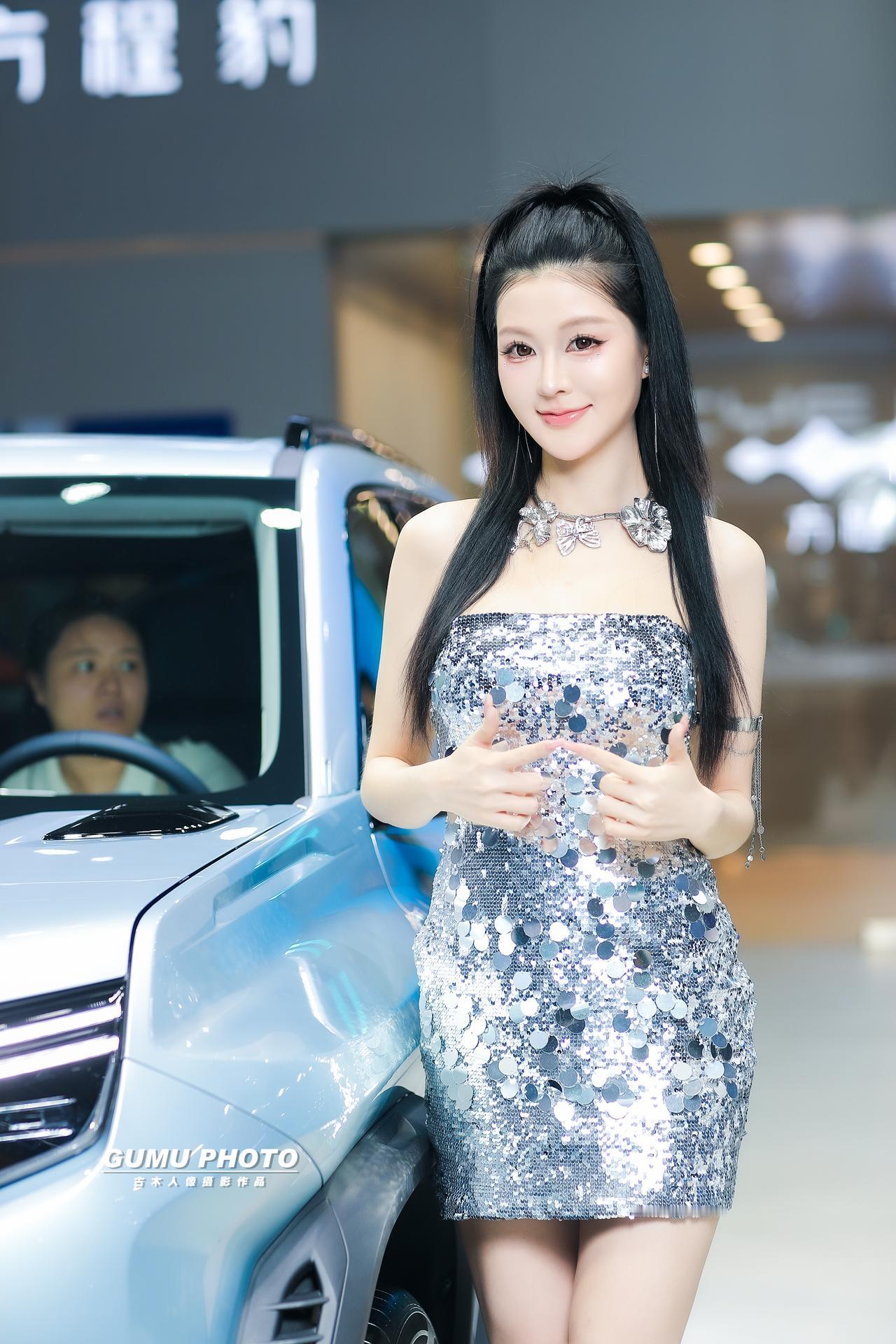 2026贵阳车展方程豹展台模特小姐姐
