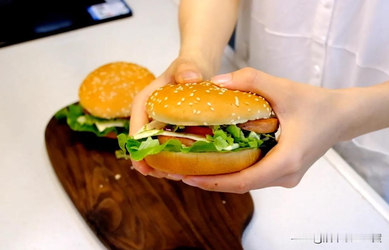 我花十分钟做的汉堡. 你们觉得能打几分？我的主页有汉堡的制作攻略，欢迎查看？