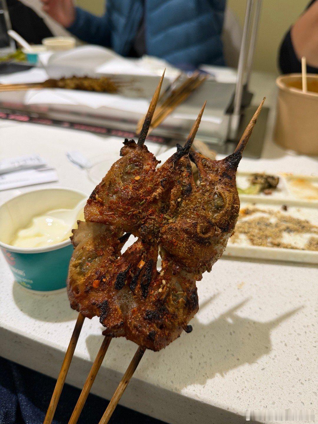 我跟澳洲老外发消息：来中国我请你吃这个。老外：？？这是什么 我：烤鸡脸 你不喜欢