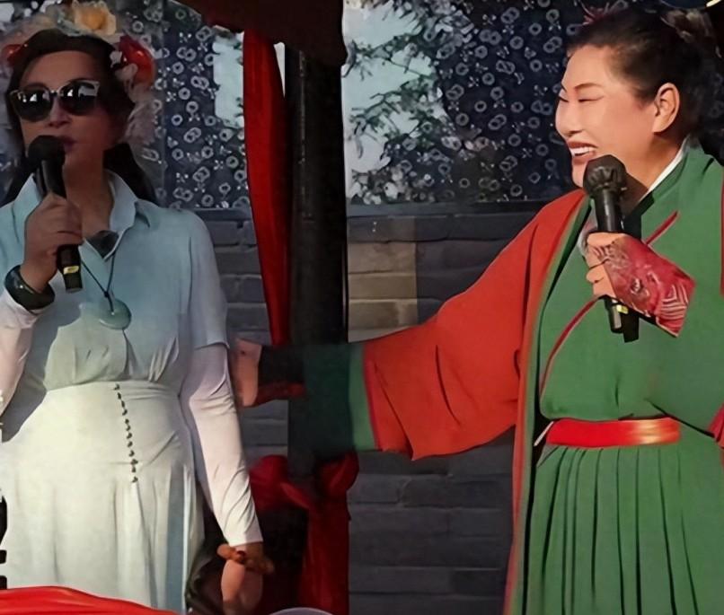 刘晓庆身体不舒服，完全可以不去王婆说媒现场。
 
既然去了，即便敷衍几句也得把场