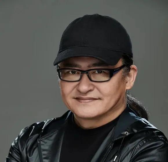 1、很独特的方式，
2、有存在价值。

刀郎，这位以独特嗓音和音乐风格而闻名的艺